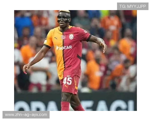 奥斯梅恩禁区内抢先触球